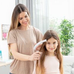 ELEKTRIČNI ČEŠALJ PROTIV UŠIJU S RUČKOM